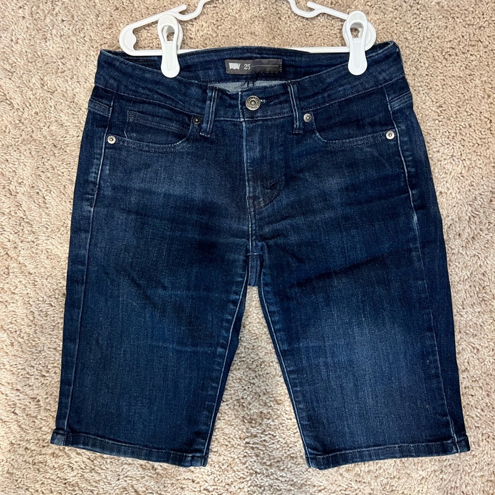 Levi Jeans. Size 25. Low rise. Length 18 inches